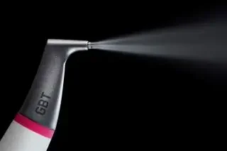 Sanfte Entfernung von Biofilm und Verfärbungen mit dem feinen EMS AIRFLOW® Powder PLUS auf Erythritol-Basis.