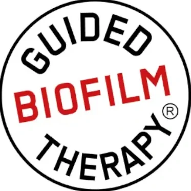 Zertifizierte EMS Guided Biofilm Therapy (GBT) für schmerzfreie Zahnreinigung in Augsburg.