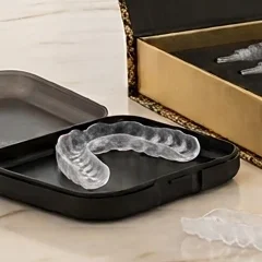 At Home Bleaching mit Boutique Whitening Die edle Boutique Whitening Box mit medizinischem Bleaching-Gel zum günstigen Nachbestellen für die Zahnaufhellung zu Hause.