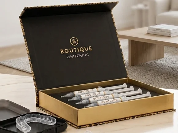 At Home Bleaching mit Boutique Whitening Die edle Boutique Whitening Box mit medizinischem Bleaching-Gel zum günstigen Nachbestellen für die Zahnaufhellung zu Hause.